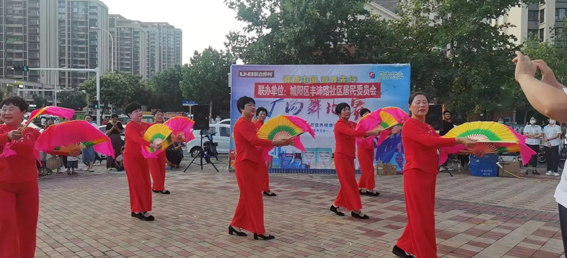 舞动中国梦 | 同方药业&2025世俱杯官网
广场舞大赛持续燃动!